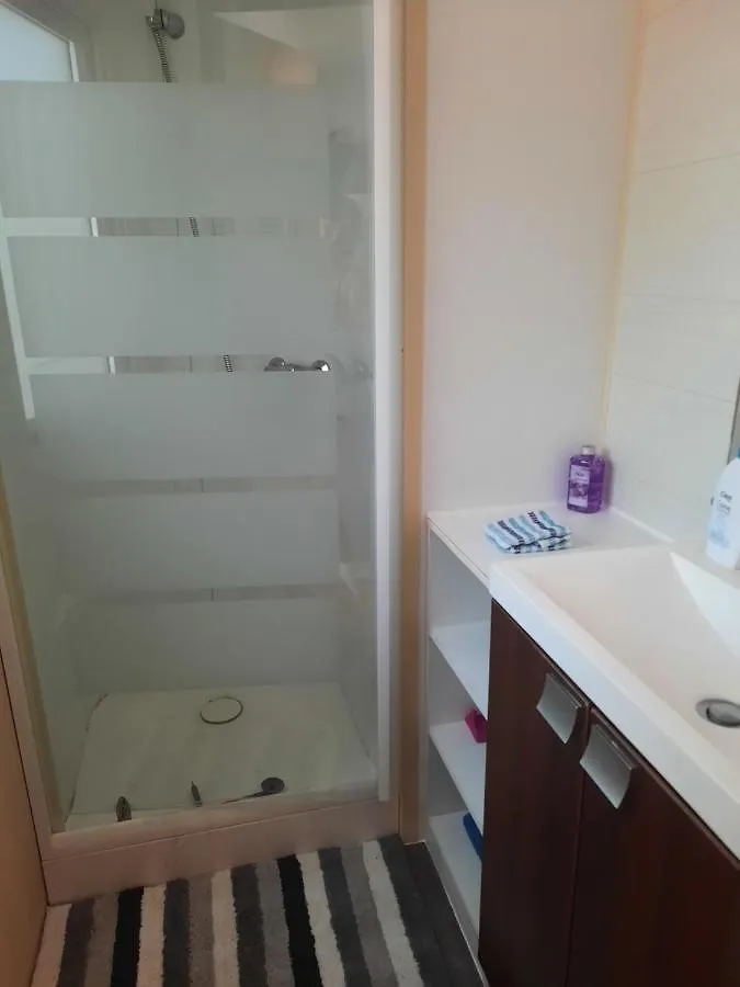 Mobile-home hyeres var climatisé dans camping avec piscine jusqu'à 6 personnes Appartement