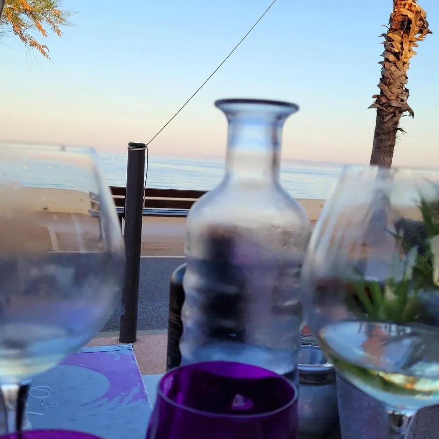 Mobile-home hyeres var climatisé dans camping avec piscine jusqu'à 6 personnes Appartement
