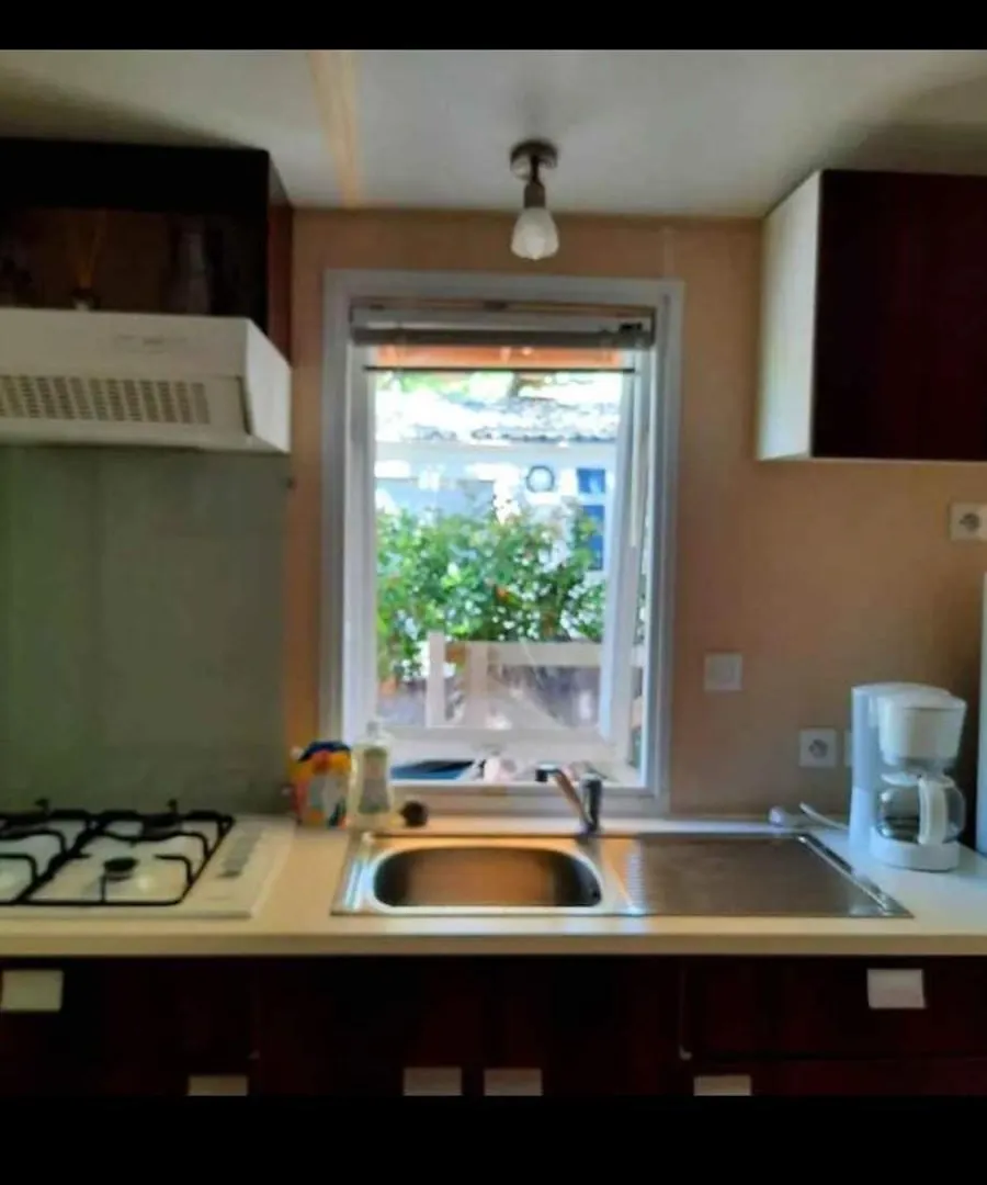 Mobile-home hyeres var climatisé dans camping avec piscine jusqu'à 6 personnes France